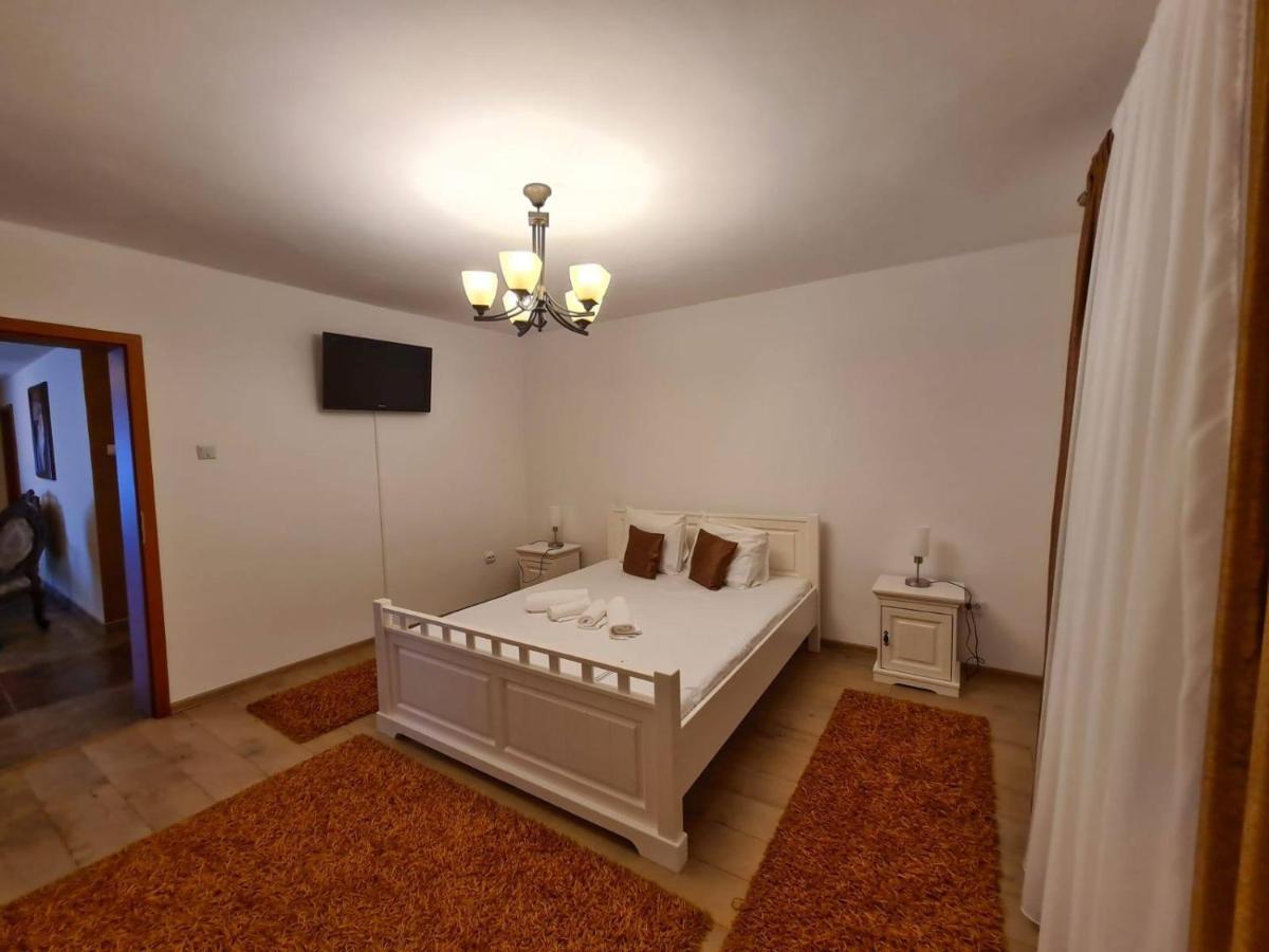 ホテル Casa Luca Moldova Noua エクステリア 写真