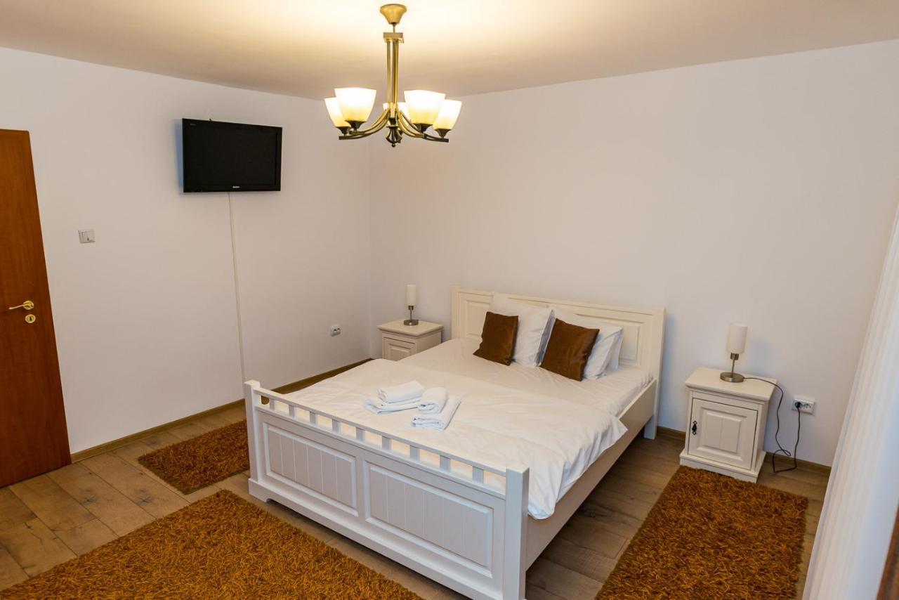 ホテル Casa Luca Moldova Noua エクステリア 写真
