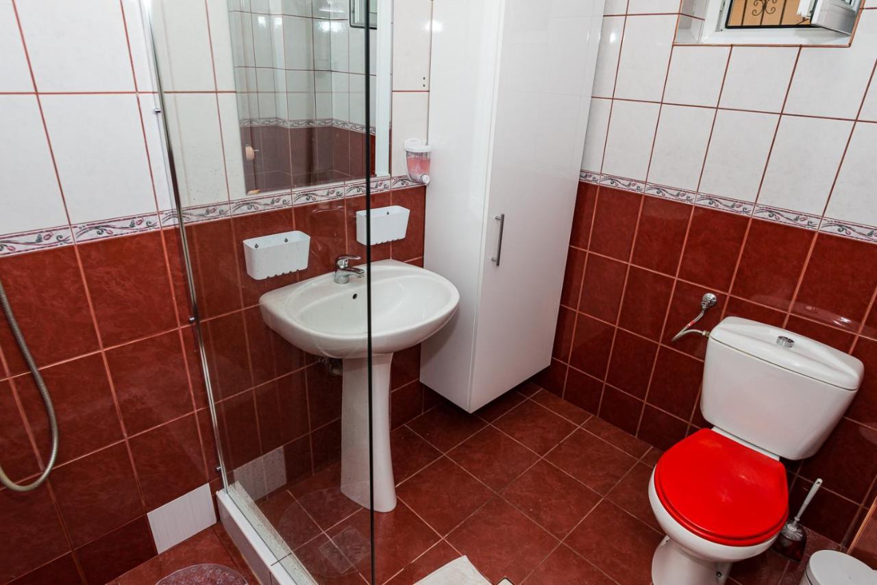 ホテル Casa Luca Moldova Noua エクステリア 写真