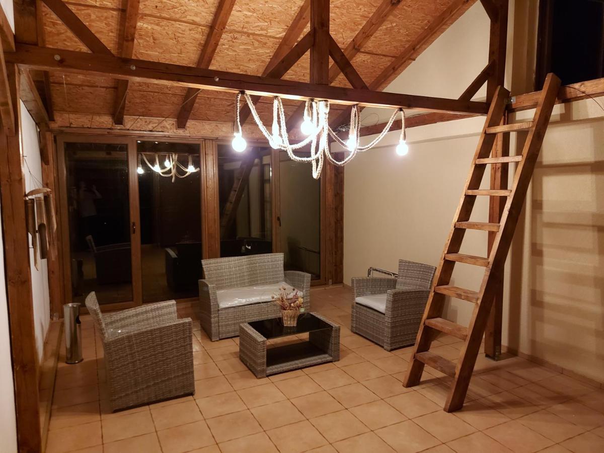 ホテル Casa Luca Moldova Noua エクステリア 写真